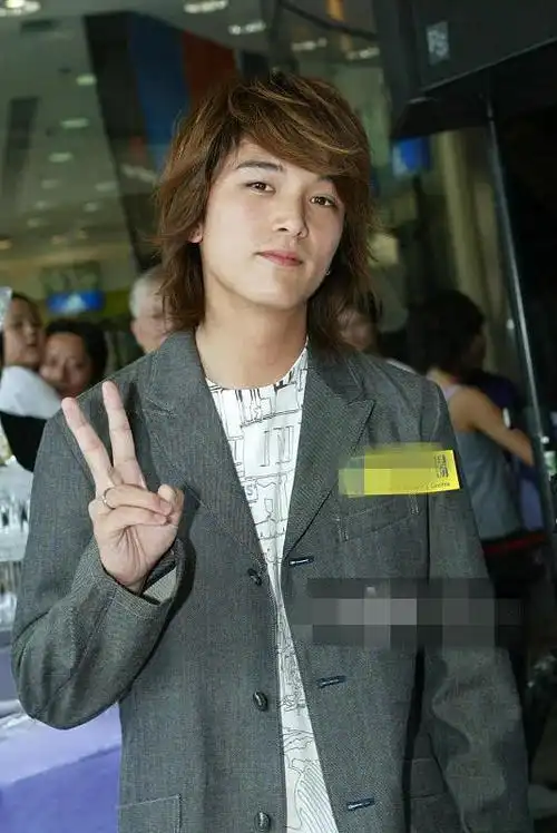 邱泽16年前旧照公开,长相不输陈冠希,怪不得能"撩动"唐嫣_帅气