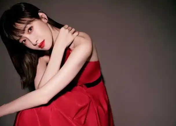 红裙女神宋茜,高冷魅力惊艳全场!