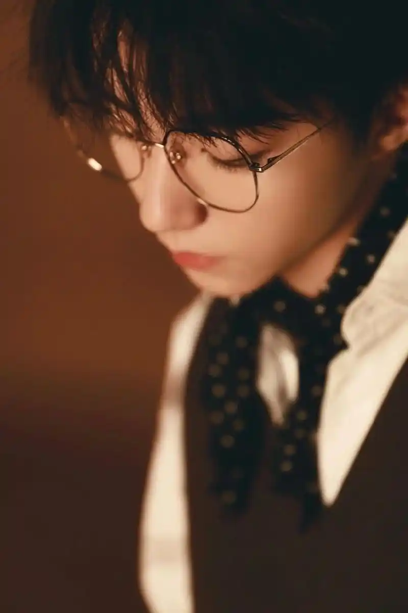 王俊凯壁纸:小凯眼镜杀合集来了,戴眼镜的凯boss真的太绝了