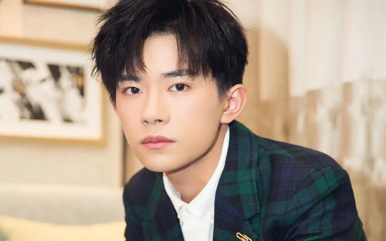 易烊千玺绿色西装写真高清图片壁纸