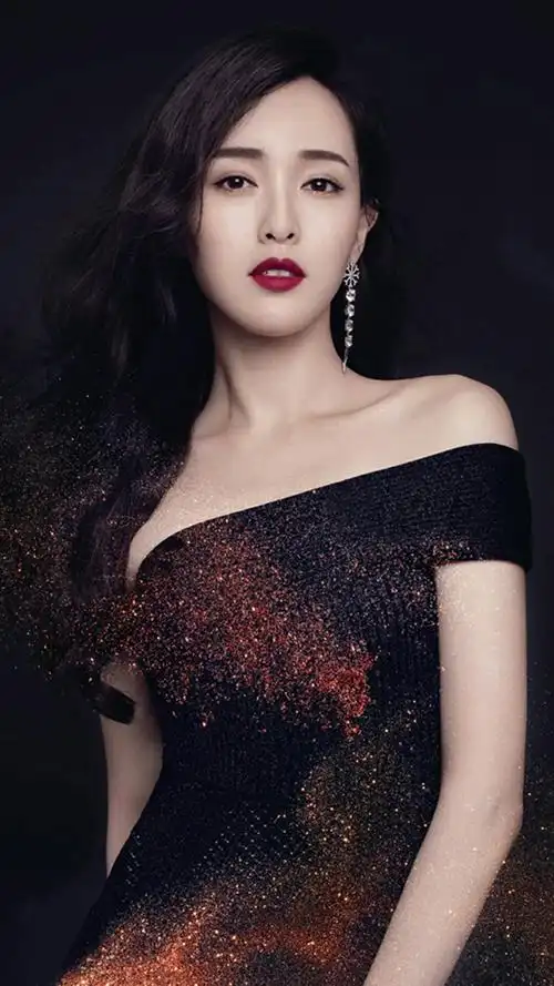 唐嫣美丽的面容高挑的身材不断塑造自我自信