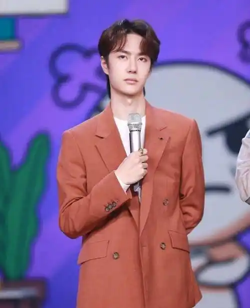 王一博《天天向上》的新成员,穿着砖红色的西服_新人_职场_新造型