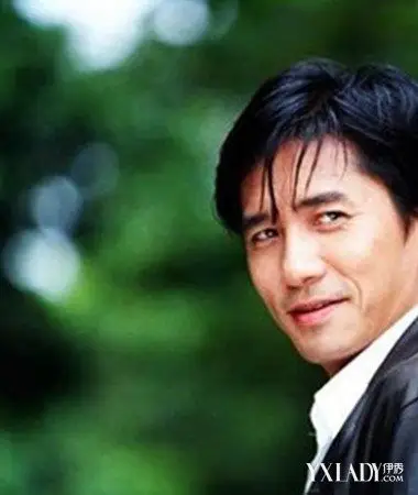 欣赏梁朝伟无间道回头图片 帅气回头一笑魅力满分