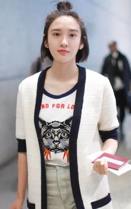 唐艺昕素颜亮相,90斤不到却穿成120斤?网友:撞脸白百何了