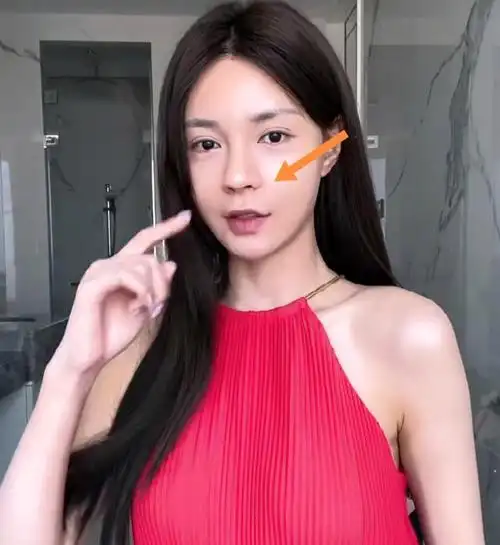 沈梦辰素颜引争议,鼻子大皮肤黑像男人,贴鼻贴转换镜头太可疑
