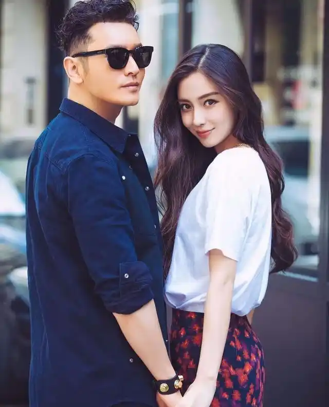 baby带儿子聚餐,眼神分分钟离不开小海绵十分宠溺