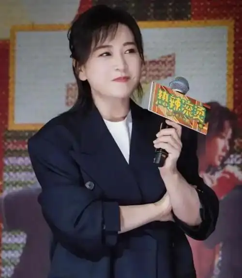 贾玲被曝隐婚6年老公比她小还是同行瘦100斤后她事业爱情双开花