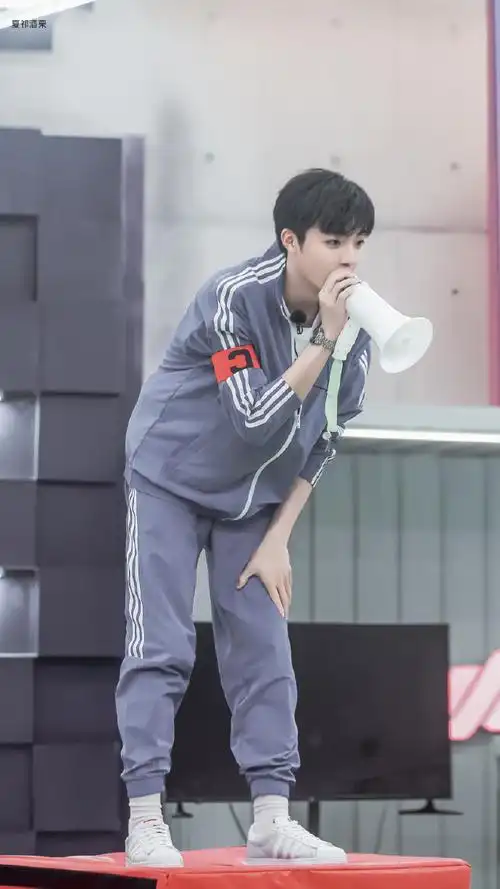 陈立农蓝色复古运动套装##陈立农小巨人运动会