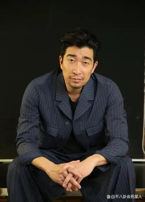 单看王千源的那张脸,谁也没想到他能成为一名演员,毕竟他的颜值在娱乐