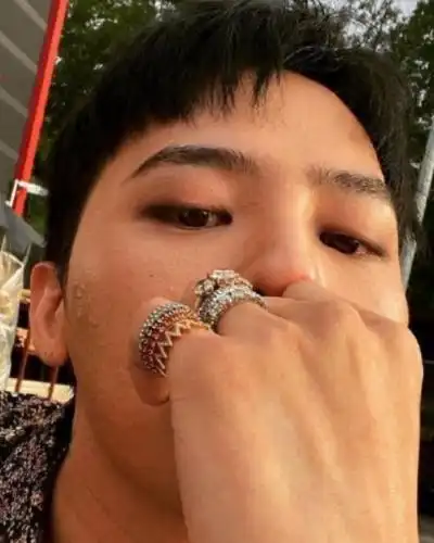 权志龙晒生图自拍照,肤色暗淡痘痘多,还是你心中的男神吗_腾讯新闻