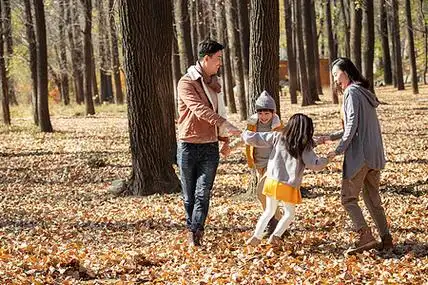 幸福家庭在户外手牵手做游戏图片