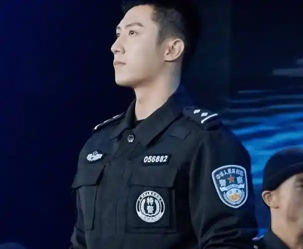 王一博军旅剧路透照,寸头造型阳光迷人,但气质方面不如黄景瑜_警服