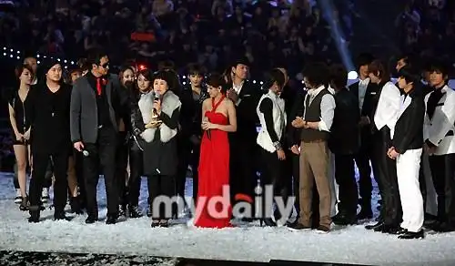 沈守峰接受众歌手祝福新浪娱乐讯 11月21日晚,韩国2009mama颁奖典礼在