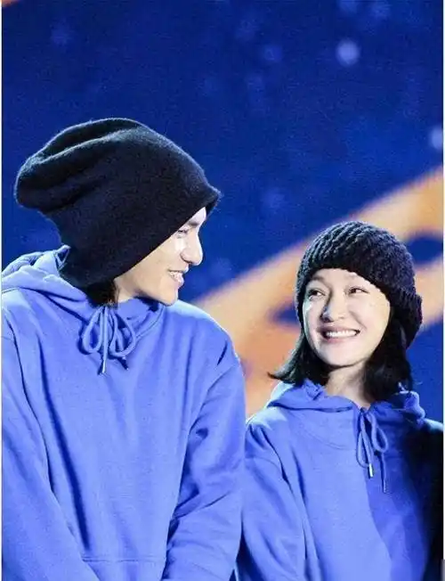 周迅陈坤新年亲密合影,被调侃像老夫老妻,网友:兜一圈