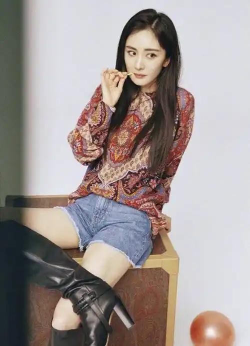 35岁杨幂恢复单身后晒生日照片,颜值爆表却无人陪伴?