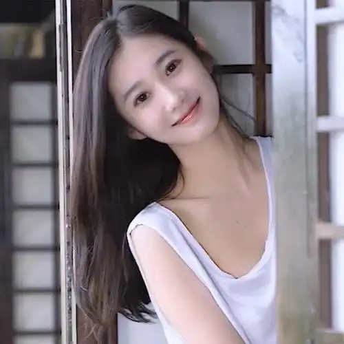 干净清新长发女生头像图片