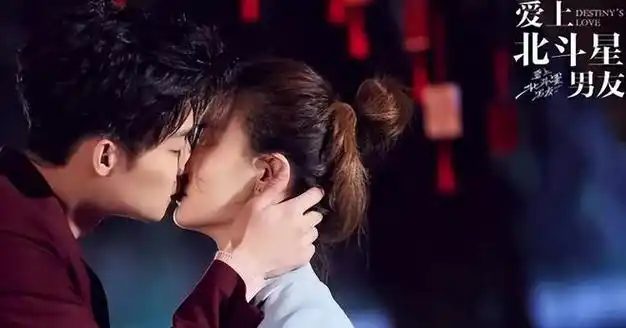 和小五岁的吴崇轩一起逛街,两人以前合作过|乔任梁|胡冰卿|姐弟恋