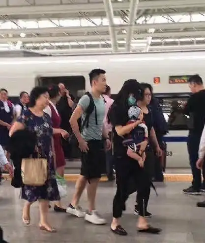 angelababy亲自晒小海绵正面照,提问几岁了?网友:发型好帅!