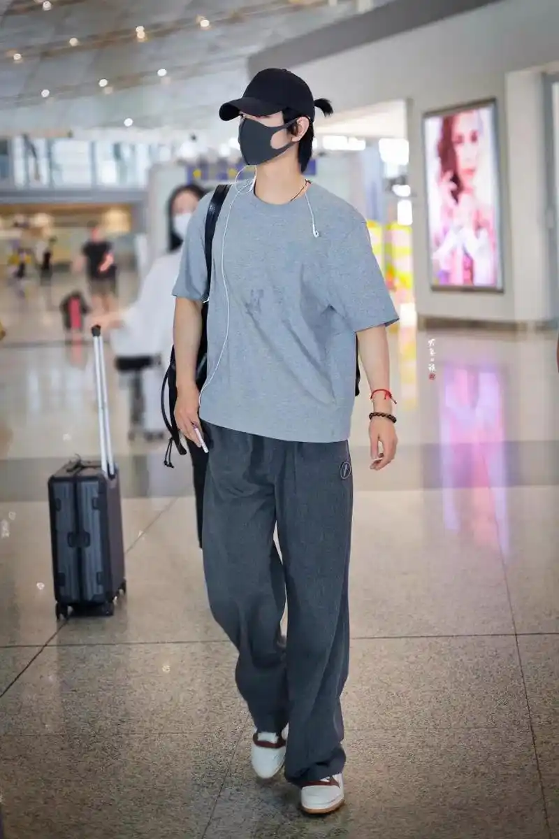 肖战 我说这两张全身照直接封神 同意的请舔屏