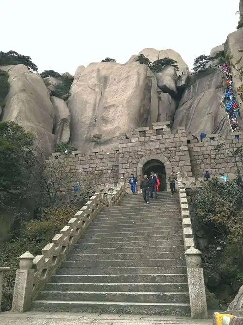 安徽省三大山之一,天柱山海拨1438.2米,国家5a级景区