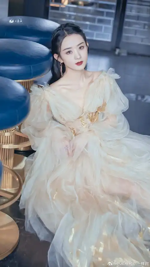 赵丽颖白色羽毛抹胸裙##赵丽颖白色拖尾蓬蓬裙##与赵丽颖共赴2024##陪