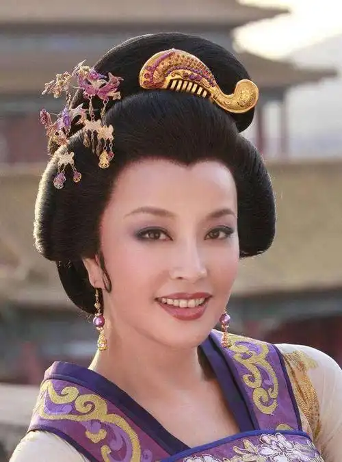据了解当年拍摄这部剧的时候,刘晓庆已经四十多岁了,她分别演绎武则天