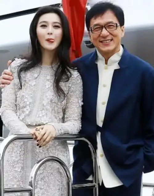 范冰冰和导演张纪中拥抱在一起,看看张纪中的那双有力的大手,就可以