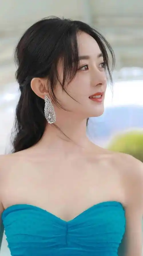 清新可人:赵丽颖的容貌清新自然,有着大眼睛,小圆脸和灵动的笑容.