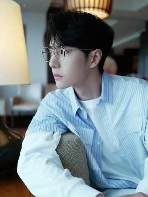 发点帅哥@uniq-王一博名品侧颜#王一博的考古日常