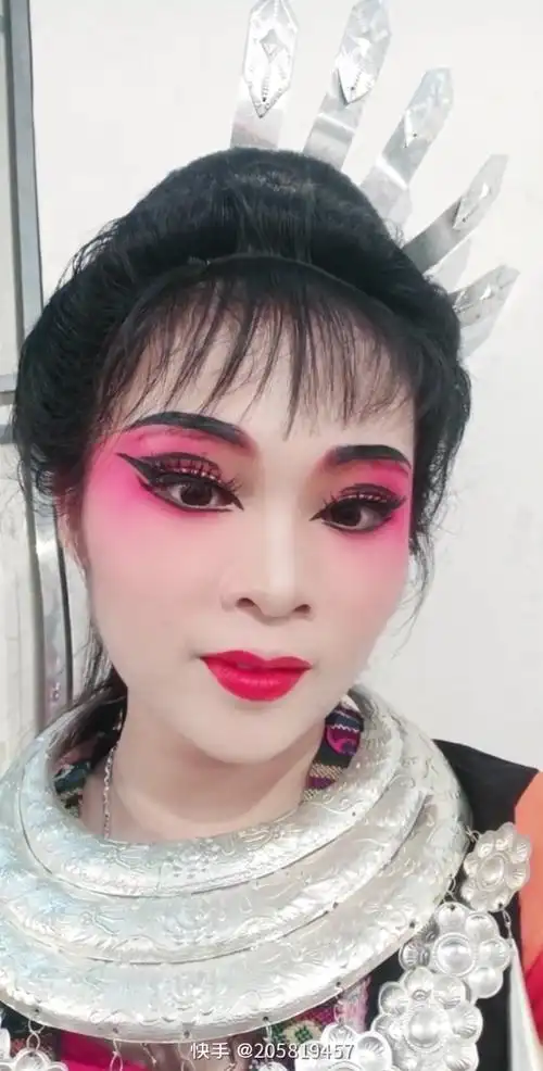 化戏曲妆搭配少数民族服装的美女姐姐#戏曲