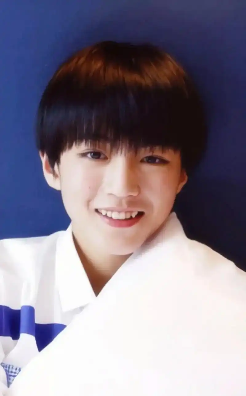 可爱的小虎牙 奶fufu的小脸蛋.#王俊凯 像手办一般精致的 - 抖音