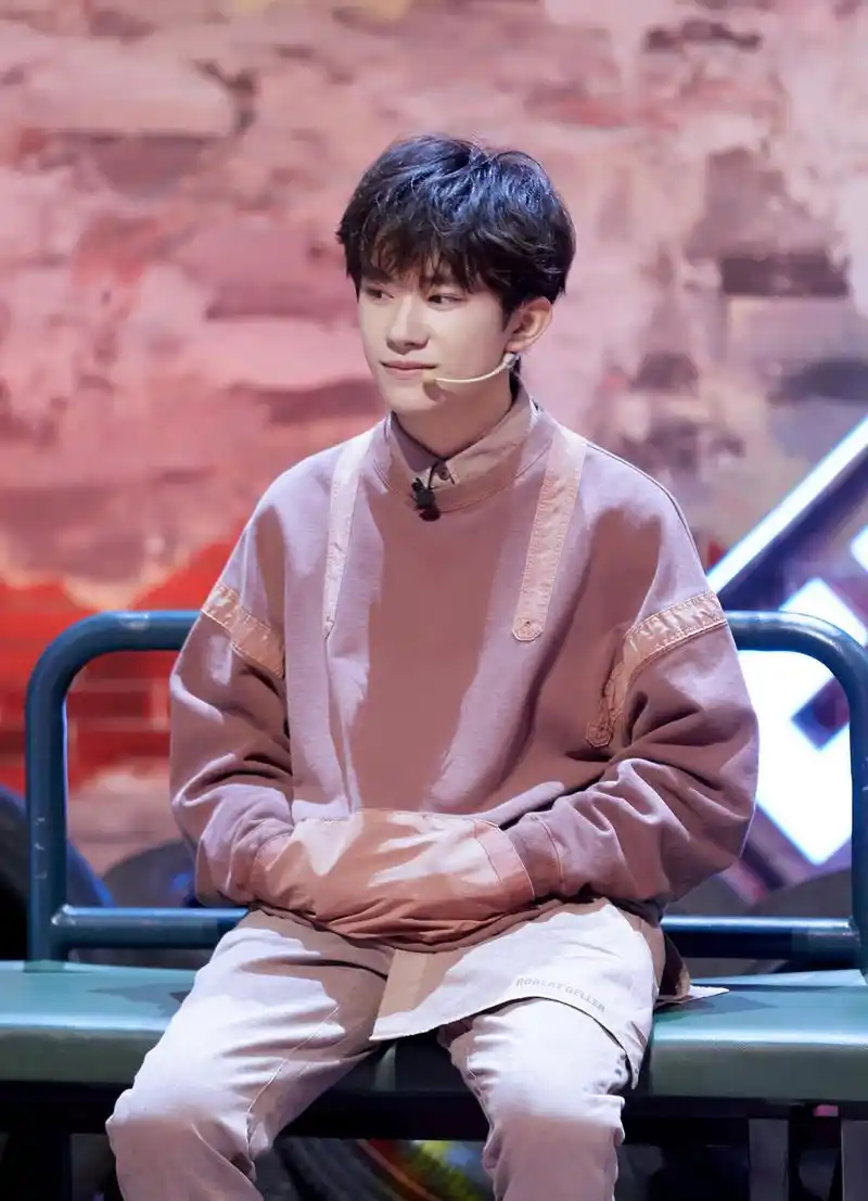 易烊千玺围观选手团战编舞信心满格