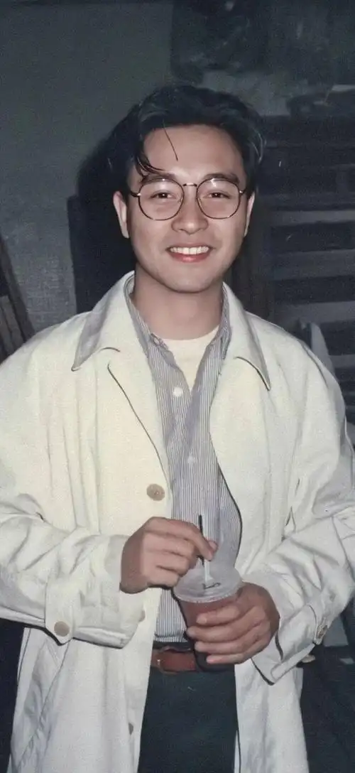 西装外套,牛仔蓝衬衫,黑色半高领毛衣也能碰撞出火花,金框眼镜是精髓