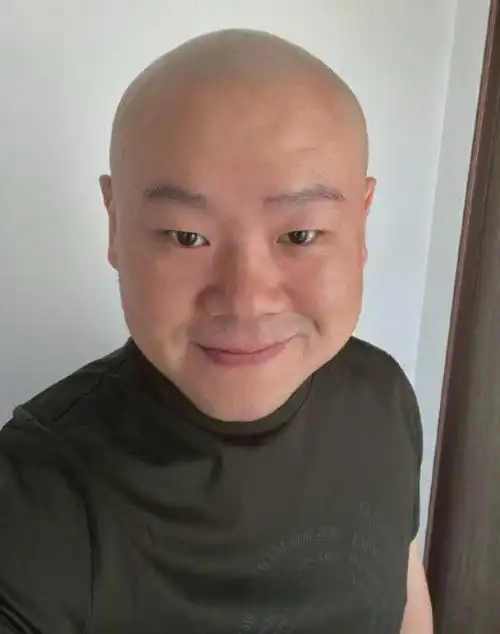 岳云鹏挑战新发型! 头发胡茬剃得干干净净, 脑袋圆润抿嘴笑太喜庆