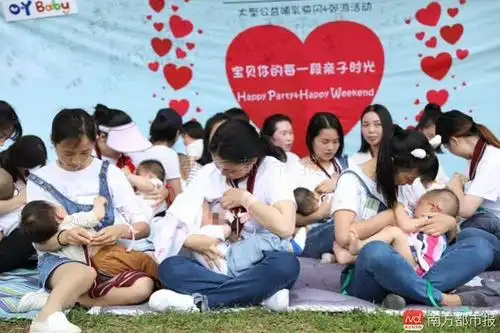 深圳几十位年轻辣妈公园内当众哺乳 看呆路人!