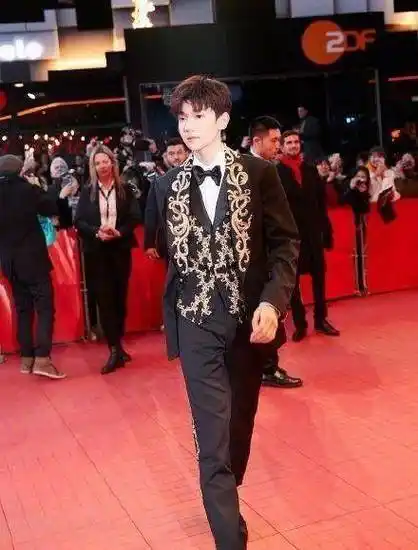 王源被网友cue身高,粉丝力挺刚哥!_cm_时候_因为