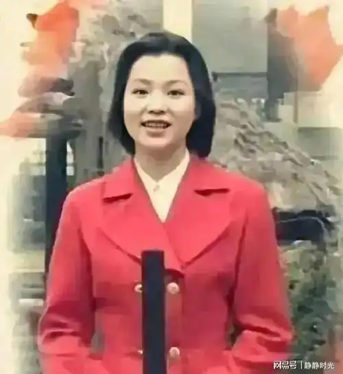 1993年,董卿20多岁时候的一张罕见工作照被曝光,青涩纯真