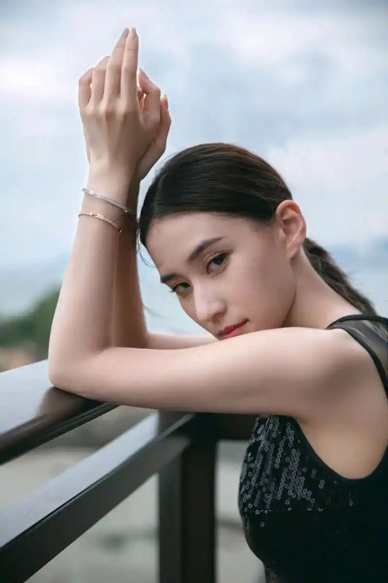 精美图集|气质美女何超莲