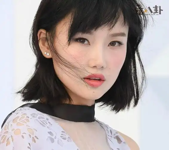 叫做胡洋,黄玲和胡洋在浪姐团综有过合作,黄龄和胡洋应该就是从去年