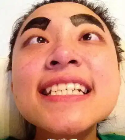 鬼脸妹子犯二图走红