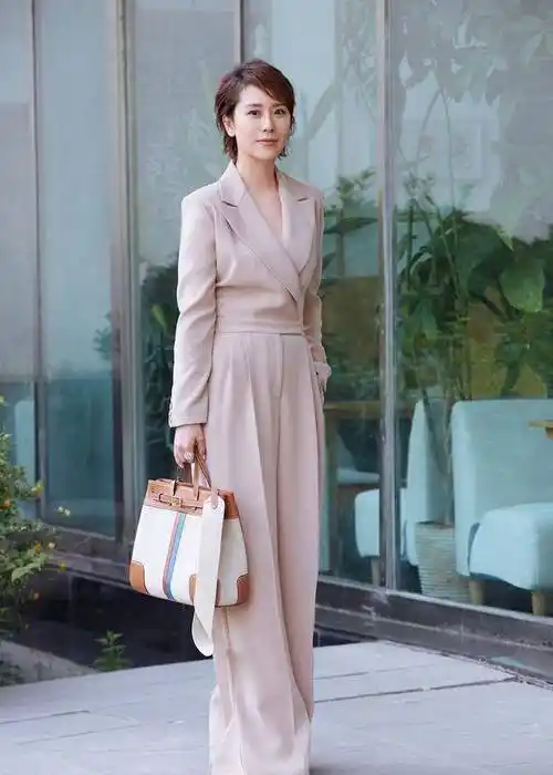 原创海清穿西装的感觉够帅随时保持魅力四射的状态
