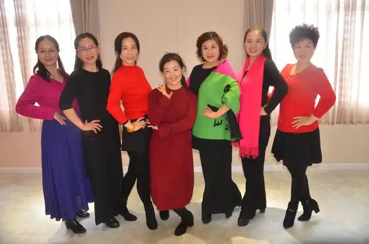 老年大学花裳模特艺术团联欢会之四—合影篇