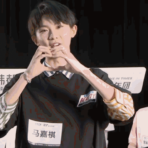 马嘉祺的表演,一开口声音有辨识度,明亮干净,表情管理满分,特别是歪头