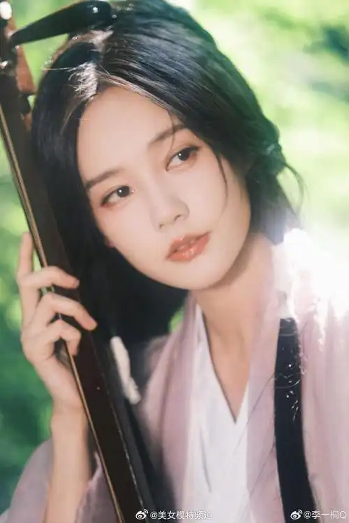 李一桐红发带古装造型写真曝光水边回眸温婉似画中人