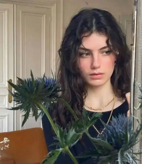 法国女人浑然天成的魅力,一半都靠ta_刘海_发型_窗帘