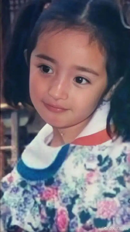 把女儿送到了儿童影视表演培训班,结果天资聪颖的小杨幂因为年龄不足