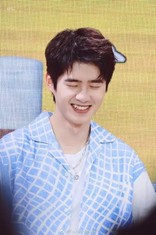刘昊然|今日活动造型,蓝白相间衬衫搭配白tee,露出两颗小虎牙,阳光