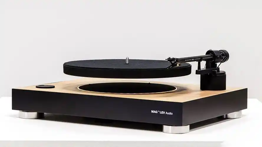 像飞碟一样的黑胶唱片机全程悬浮空中让音乐起飞