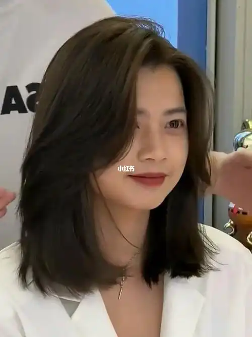 04适合圆脸方脸女生的锁骨发超显气质