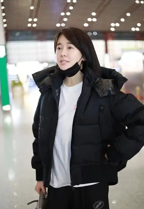 原创左小青无惧素颜直拍44岁还有白嫩果冻肌羽绒服穿得挺清纯